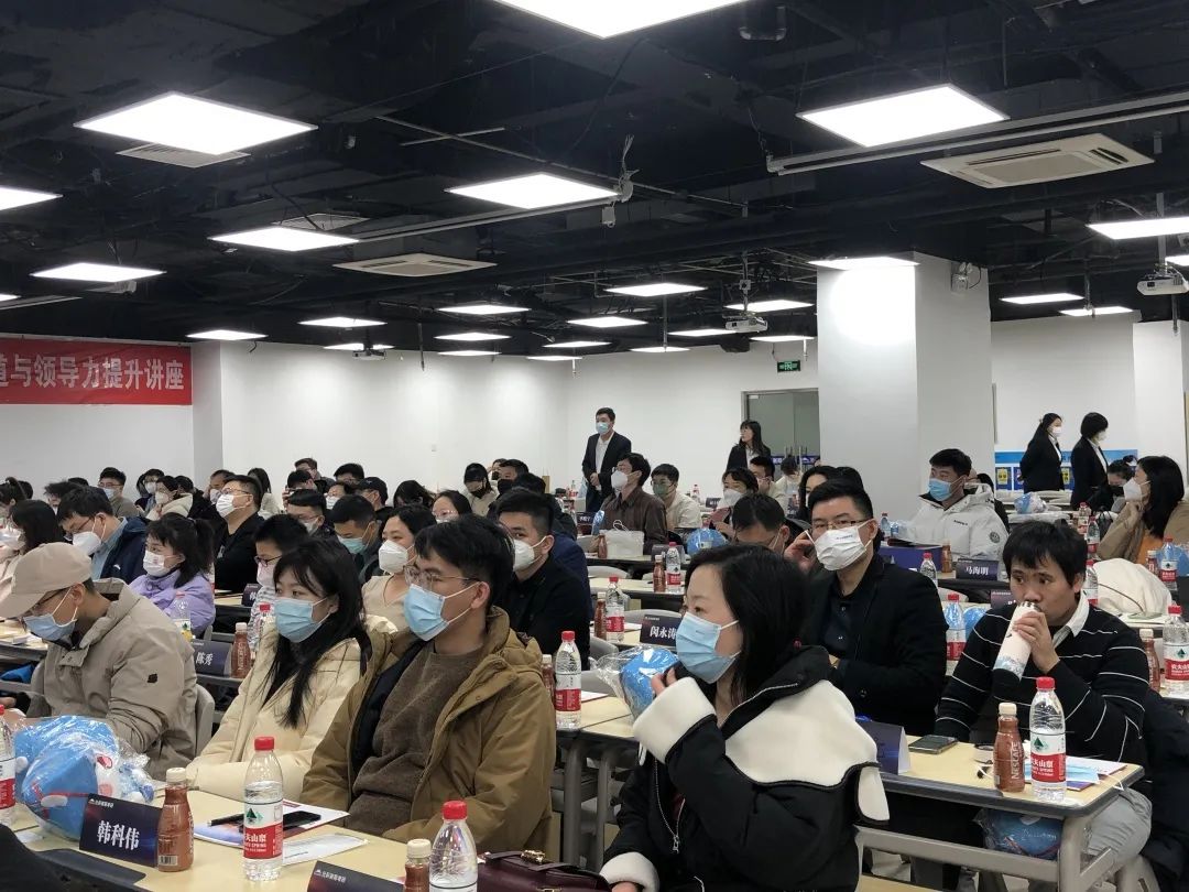 職場致勝之道與領導力提升——社科賽斯甄誠董事長專場講座圓滿收官！  社科賽斯考研 社科賽斯 職場致勝之道 領導力提升  社科賽斯考研  洞悉職場規律，活出精彩人生。2023年1月8日下午，社科賽斯董事長甄誠先生以《職場致勝之道與領導力提升》發表精彩講座。  ▼董事長甄誠先生  人物簡介：北大光華02級MBA，社科賽斯創始人，多所院校面試考官、企業家導師、客座教授，曾在北京大學國家發展研究院、北大醫學部、中國科學院大學管理學院、中國政法大學商學院、天津大學管理學院、北京交通大學管理學院、中央財經大學商學院、華東理工大學商學院、北京師范大學經管學院，華南理工大學管理學院、暨南大學商學院等院校講授職業發展。  講座圍繞“MBA對未來職業發展的回報”、“職場成長”、“”“領導力提升”等內容，甄總結合自身多年MBA面試指導經驗，深入淺出，針對痛點問題進行案例講解，助力同學們的未來職業發展之路！  現場同學針對講座內容，職業困惑等問題積極發言，活動氣氛熱烈融洽。甄總風趣幽默的分享，使得在場掌聲不斷。  職場圣經  “你的勞動報酬不是和勞動強度成正比，而是和你的勞動不可替代性成正比!”甄總表示，真正決定個人社會階層的，是精力分配結構，并進行了案例分析。  甄總指出，MBA同學需要明確攻讀MBA的目的:實現職業上的跨界升級、培育前瞻視野、培養思考問題的方法和解決問題的能力。隨后就如何交朋友、拓人脈、選導師等事項進行了心得分享。  強者的必備條件  1、拒絕隨意2、拒絕任性3、拒絕慵懶4、拒絕冷漠5、每日精進6、敬畏目標  如何選導師  在甄總看來，選導師是困擾每個學子的問題。甄總認為，選導師，一定要注意:1、職位不一定高，但有人情味;2、資源豐富;3、研究方向與你擅長領域關聯等。  職業導師能幫你提前看清未來五到十年的路，使你少走彎路，是更高效的捷徑?！澳闶钦l不重要，重要的是你和誰交往，格局比情商和智商更重要。”  學習的三個層次  甄總認為，學習分為三個層次∶1、學習知識;2、學習思考問題的方法、解決問題的工具;3、學習理念。并通過具體事例，向大家指出，只有進行取舍，把主流的做到極致,才是明智的做法。  MBA課程量大，但每個人精力有限，只有做好取舍，對課程做好減法和加法，把自己打造為“T